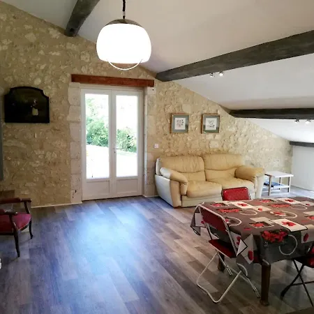 à Castéra-lectourois Avec Piscine Partagée