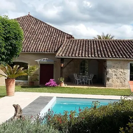 à Castéra-lectourois Avec Piscine Partagée