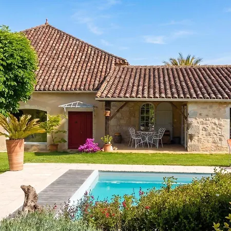 à Castéra-lectourois Avec Piscine Partagée